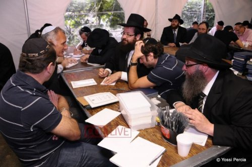 Grupo de Brasileiros visita o Ohel do Lubavitcher Rebe em New York