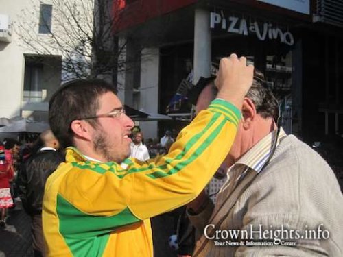 Mivtzaim de Chabad as vesperas do jogo do Brasil na Africa do Sul