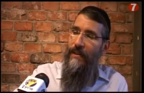 Arutz Sheva entrevista em meio a música o cantor Judaico Super Star Avraham Fried