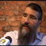 Arutz Sheva entrevista em meio a música o cantor Judaico Super Star Avraham Fried