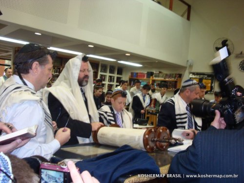 A Alegria do Bar Mitsva de Uriel Haim Fuksman na Yeshiva de Cotia