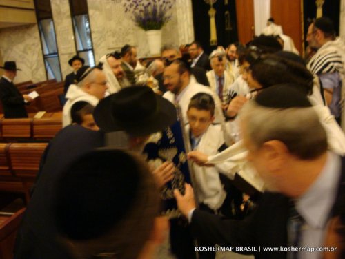 Kehilat Mekor Haim comemora com muita alegria o Bar Mitzvá de Meir Avraham Sisro