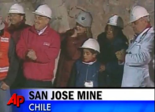 Após mais de 2 meses soterrados, 33 mineradores chilenos são resgatados com vida