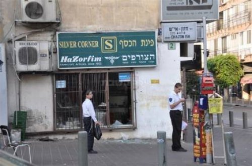 Vândalos roubam Chanukiyot de prata de loja em Bnei Brak em plena Rua Rabi Akiva