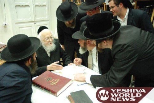 Vídeo: Maran HaGaon HaRav Yosef Sholom Elyashiv Shlita participa de Mega Hachnassat Sêfer Torá em Jerusalém - Chanuká 5771 - 2010