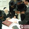 Vídeo: Maran HaGaon HaRav Yosef Sholom Elyashiv Shlita participa de Mega Hachnassat Sêfer Torá em Jerusalém - Chanuká 5771 - 2010