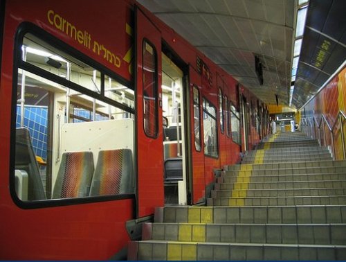 VÍDEO E FOTOS: Carmelit,  o Metro funicular inclinado de Haifa, um dos menores do mundo, e por enquanto o único de Israel