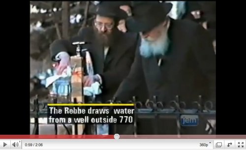 VÍDEO: Filme do Lubavitcher Rebe extraindo Maim She'Lanu para ser usada na confecção de Matsá em 1988