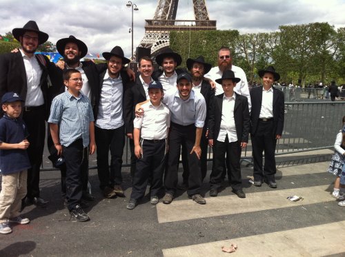 Imagem do Dia: Jovens Brasileiros Comemoram Lag Baomer 2011 na Torre Eiffel de Paris na França