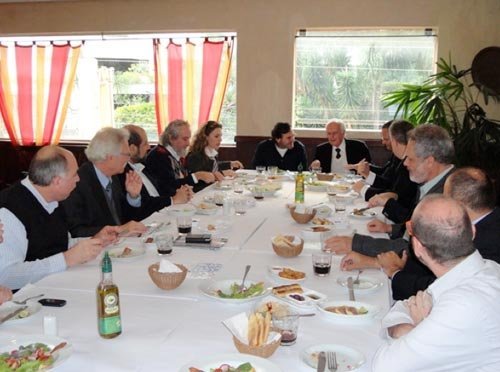 Restaurante NUR Kasher é palco da entrega da nova logomarca da Agência Fischer + Fala! para a Cátedra da Cultura Judaica da PUC