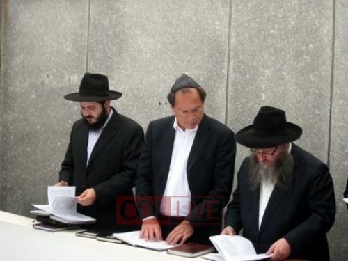 FOTOS: Empresário Benjamin Steinbruch da CSN e FIESP em Viagem a New York Participa de Visita Significativa ao Ohel do Rebe de Lubavitch