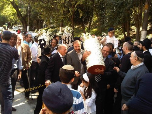 Imagem do Dia: Hachnassat Sêfer Torá no Beit Hassofer em Novembro de 2011