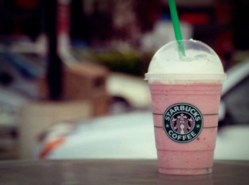 EXAME: Starbucks Adota Corante à Base de Insetos com a Troca de Corante Químico por Natural, à Base de Besouros, e Trava Polêmica com Consumidores Veganos