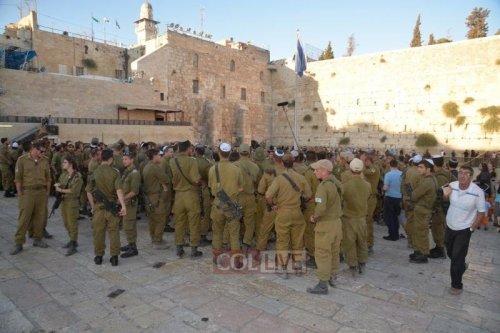 Combatentes da Tropa Golani Recitam Bircat Hagomel no Kotel